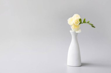 Gri arka planda çiçekli güzel vazo