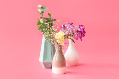 Renkli arka planda çiçekli güzel vazolar