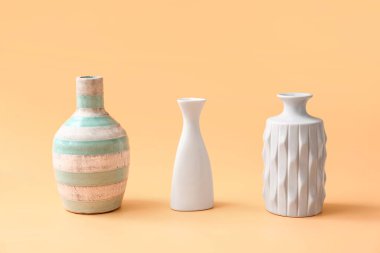 Renkli arkaplanda güzel vazolar