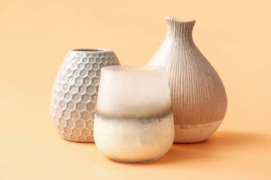 Renkli arkaplanda güzel vazolar