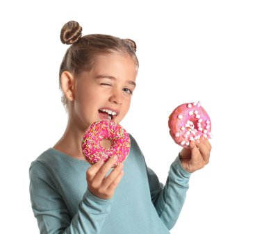 Beyaz arka planda donutları olan komik küçük bir kız.