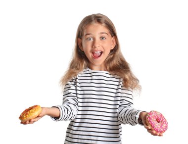 Beyaz arka planda donutları olan komik küçük bir kız.