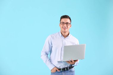 Renkli dizüstü bilgisayarı olan erkek programcı