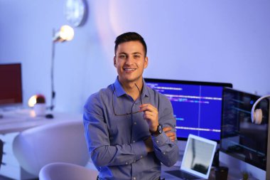 Geceleri ofiste erkek programcının portresi