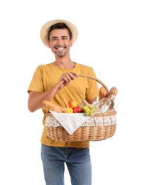 Beyaz arka planda piknik için yiyecek taşıyan genç bir adam.