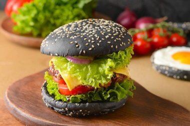 Lezzetli hamburger, masada siyah çörek.