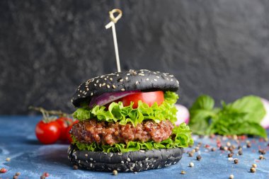 Lezzetli hamburger, masada siyah çörek.