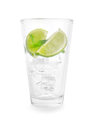 Buzlu bardak, beyaz zemin üzerinde limon ve nane.