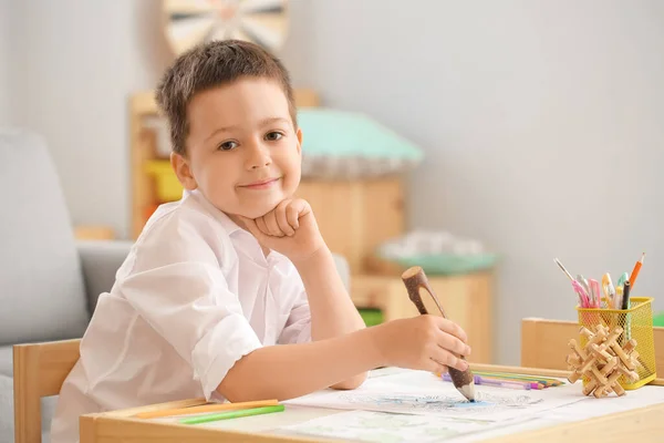 Χαριτωμένο Μικρό Αγόρι Ζωγραφίζει Στο Σπίτι — Φωτογραφία Αρχείου
