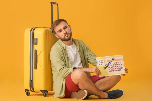 Trauriger Mann Mit Kalender Mit Geschriebenem Wort Quarantine Vor Farbigem — Stockfoto