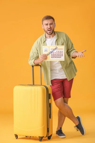 Angry Man Holding Calendar Written Word Quarantine Color Background Vacation — Stock Photo, Image