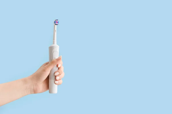 Hand Mit Elektrischer Zahnbürste Auf Farbigem Hintergrund — Stockfoto
