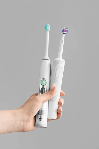 Gri Arka Planda Elektrikli Diş Fırçaları Olan Bir — Stok fotoğraf