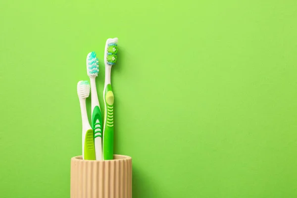 Cepillos Dentales Sobre Fondo Color —  Fotos de Stock