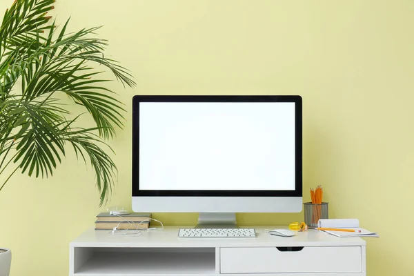 Moderne Monitor Met Blanco Scherm Tafel — Stockfoto