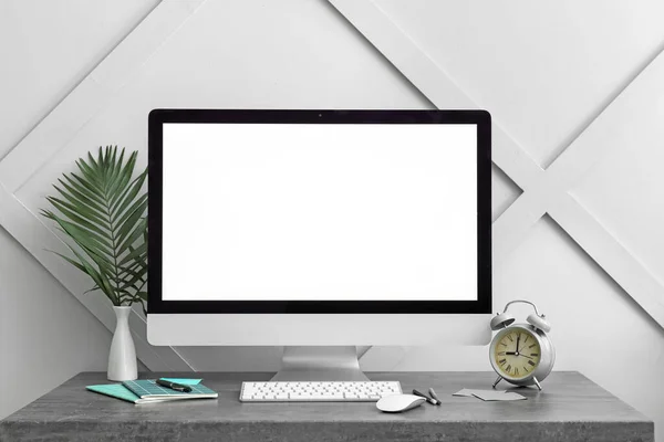 Moderno Monitor Con Pantalla Blanco Mesa —  Fotos de Stock