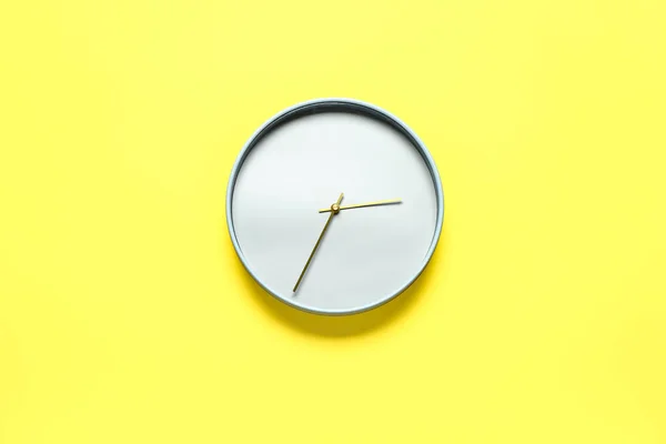 Renk Arkaplanındaki Basit Saat — Stok fotoğraf