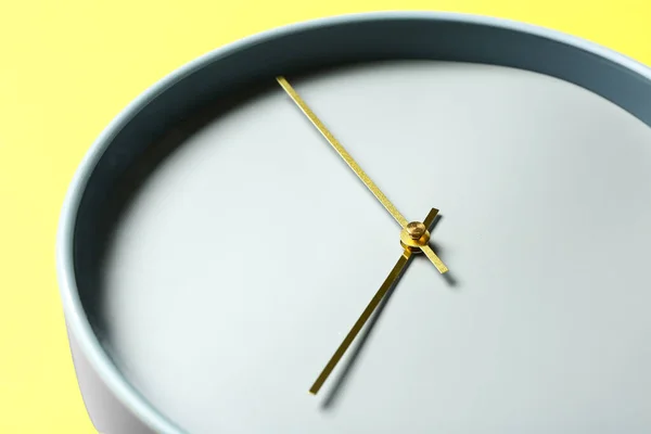 カラー背景のシンプルな時計 クローズアップ — ストック写真
