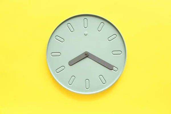Relógio Simples Sobre Fundo Cor — Fotografia de Stock
