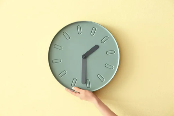 Mujer Tocando Reloj Pared — Foto de Stock