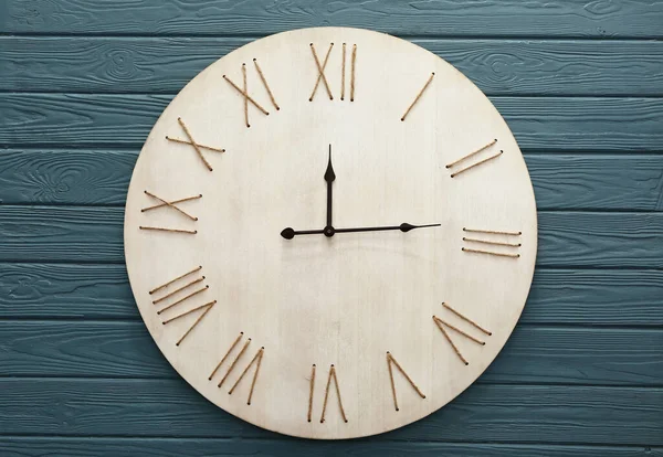 Einfache Uhr Auf Holzgrund — Stockfoto