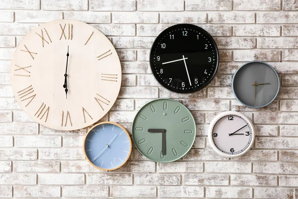 Different Clocks Brick Wall — Stock Photo, Image