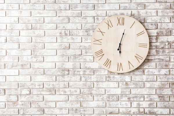 レンガの壁にシンプルな時計 — ストック写真