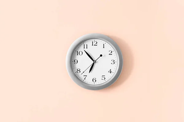 Einfache Uhr Auf Farbigem Hintergrund — Stockfoto
