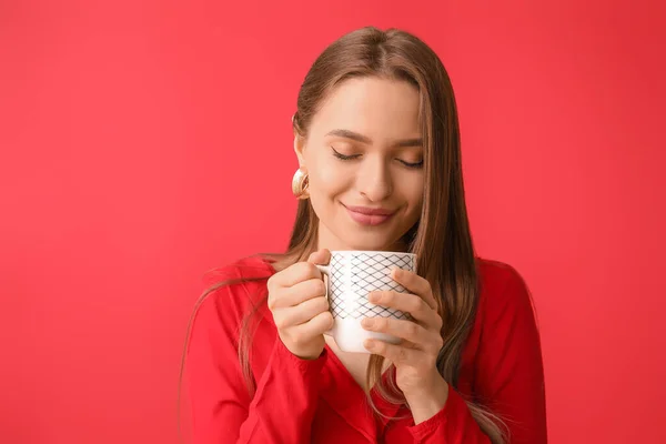 Schöne Junge Frau Mit Einer Tasse Tee Auf Farbigem Hintergrund — Stockfoto