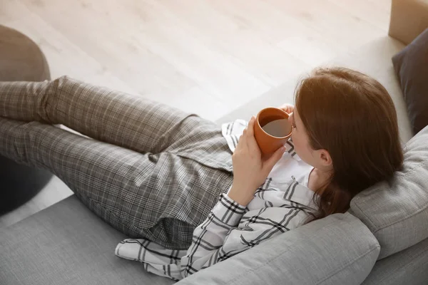 漂亮的年轻女子在家里喝茶 — 图库照片