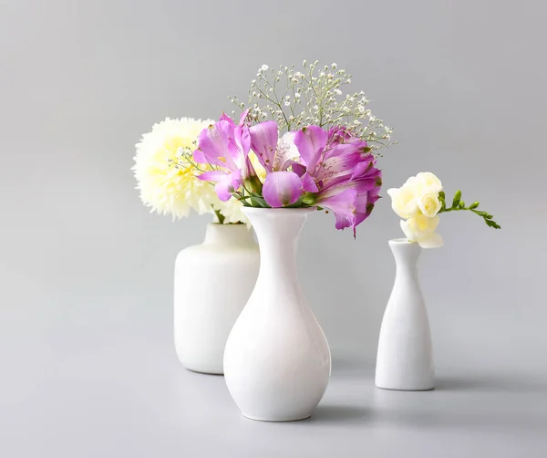 Vackra Vaser Med Blommor Grå Bakgrund — Stockfoto