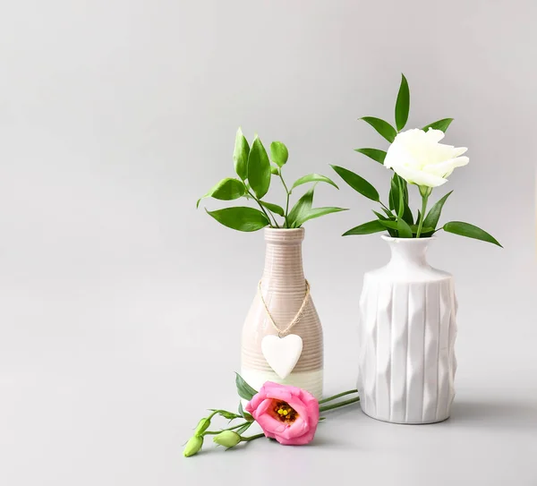 Vasos Bonitos Com Flores Fundo Cinza — Fotografia de Stock