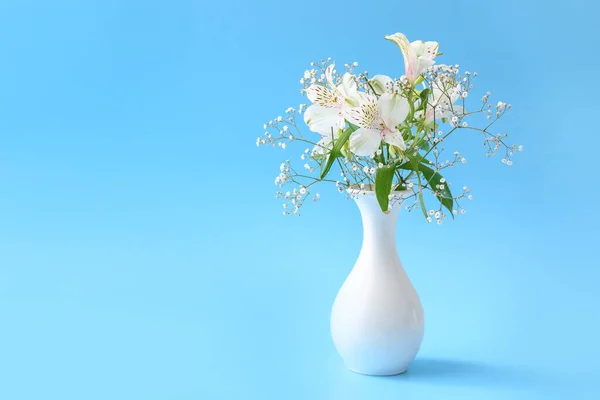 Schöne Vase Mit Blumen Auf Farbigem Hintergrund — Stockfoto