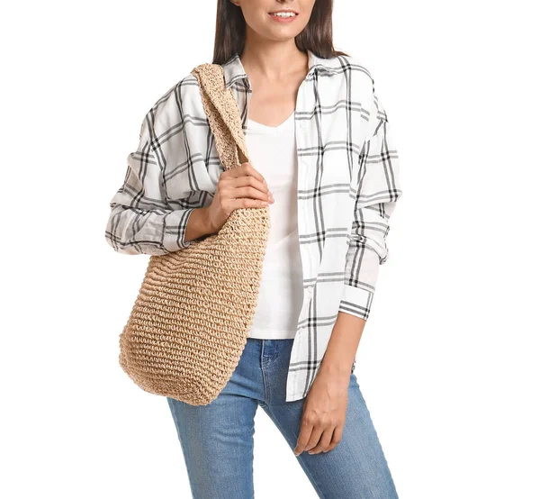 Hermosa Mujer Joven Con Bolsa Mimbre Sobre Fondo Blanco — Foto de Stock