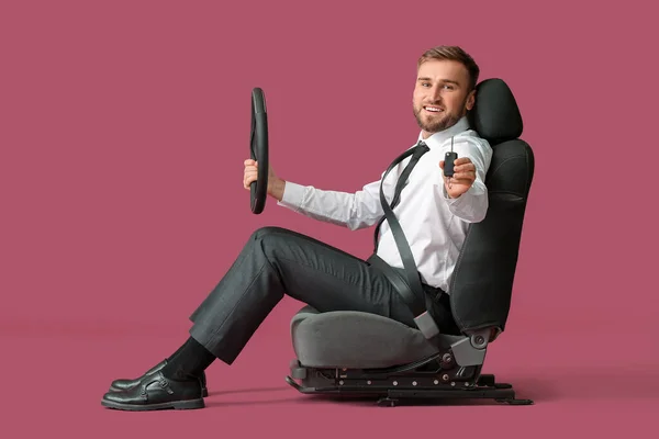 Jovem Empresário Com Volante Chave Sentado Assento Carro Contra Fundo — Fotografia de Stock