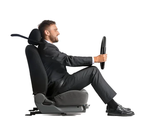 Junger Geschäftsmann Mit Lenkrad Sitzt Auf Autositz Vor Weißem Hintergrund — Stockfoto