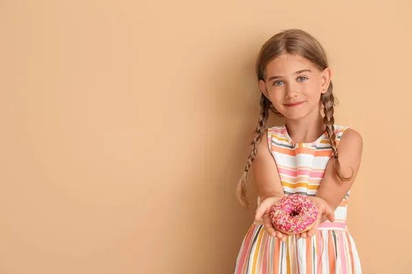 Engraçado Menina Com Donut Fundo Cor — Fotografia de Stock
