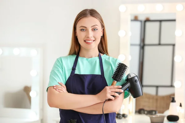 サロンにおける女性の美容師の肖像 — ストック写真