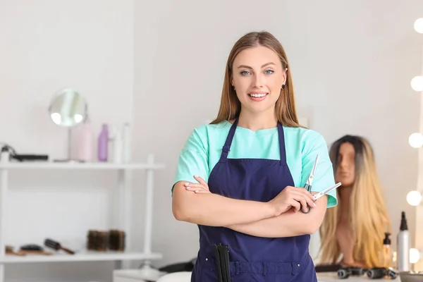 Portrait Coiffeuse Dans Salon — Photo