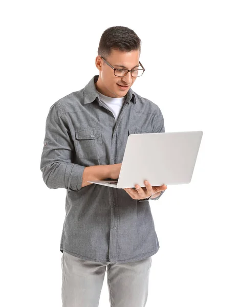 Programmatore Maschio Con Laptop Sfondo Bianco — Foto Stock