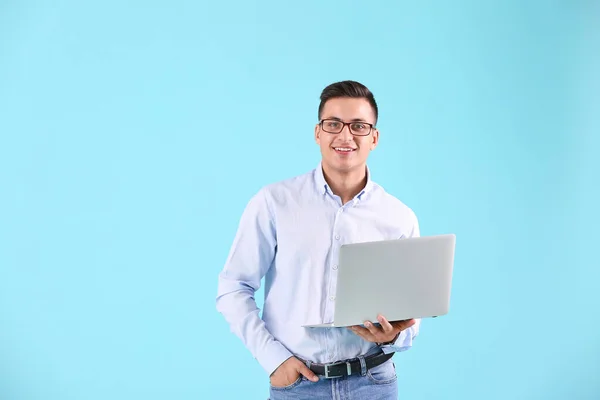 Man Programmerare Med Bärbar Dator Färg Bakgrund — Stockfoto