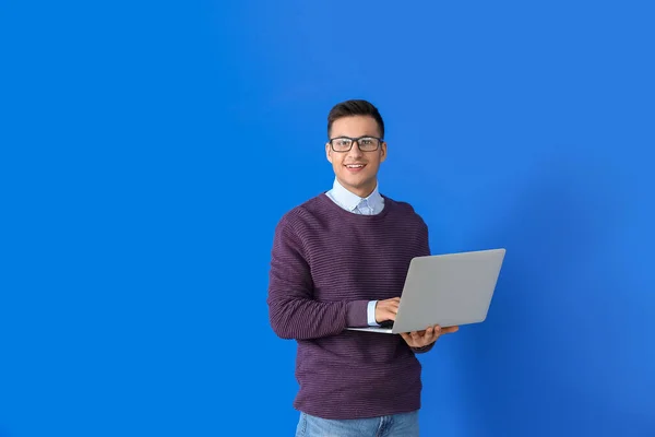 Programador Masculino Com Laptop Fundo Cor — Fotografia de Stock