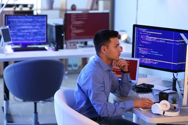 Programador Masculino Trabajando Oficina Por Noche —  Fotos de Stock