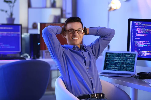 Retrato Del Programador Masculino Oficina Por Noche —  Fotos de Stock