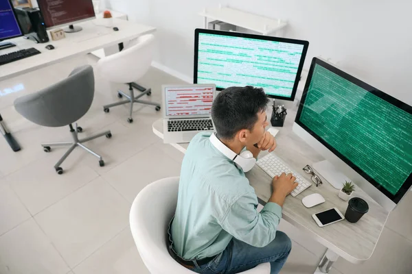 Programador Masculino Trabalhando Escritório — Fotografia de Stock