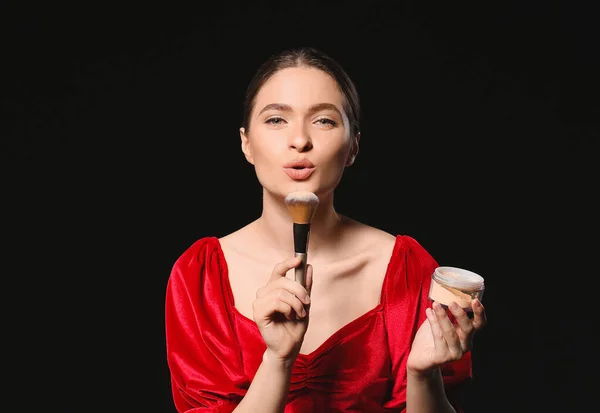 Young Woman Doing Makeup Dark Background — Stock Photo, Image