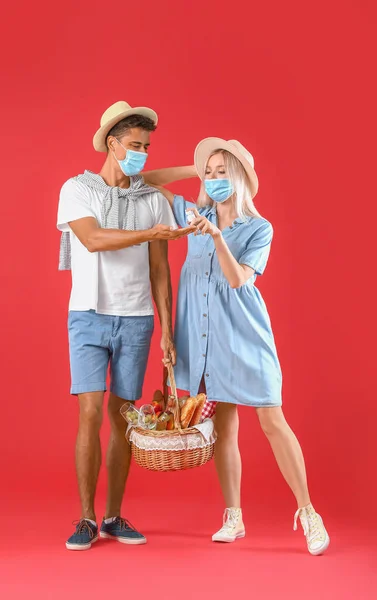 Casal Jovem Com Máscaras Protetoras Comida Para Piquenique Cesta Fundo — Fotografia de Stock