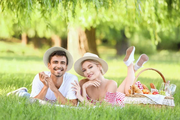 Joyeux Jeune Couple Sur Pique Nique Dans Parc — Photo