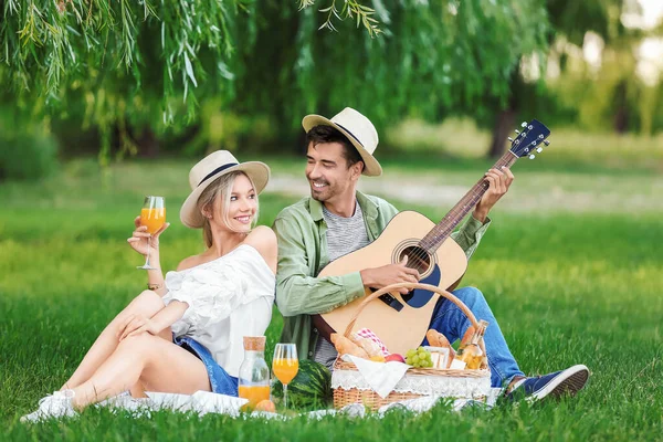 Feliz Pareja Joven Picnic Parque — Foto de Stock