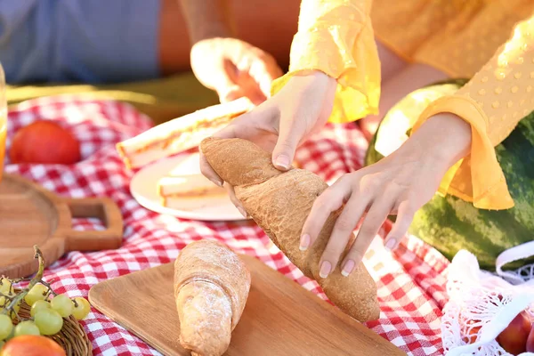 Parkta piknikte olan genç bir kadın.